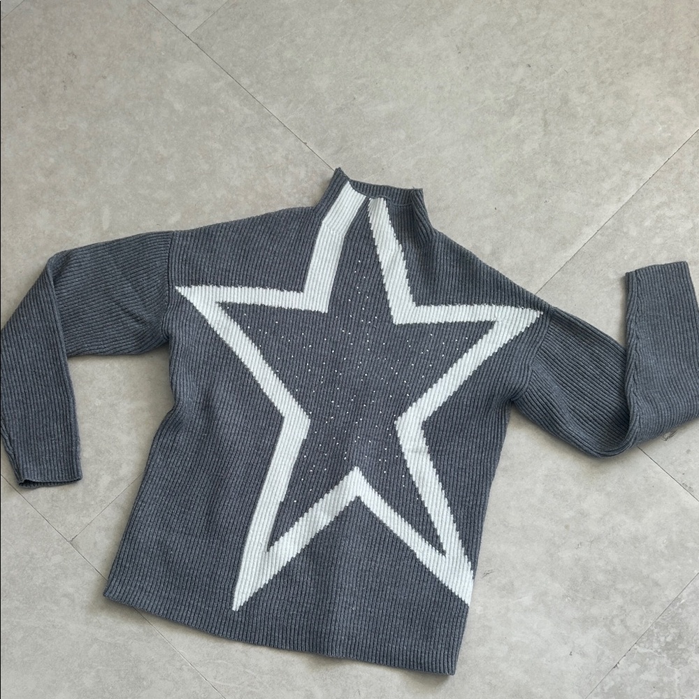 EUC Alison Sheri Gray Sweater with White Star Design